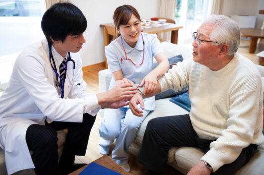 血圧計を腕に巻く看護師