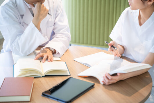 勉強する看護師と医者の手元